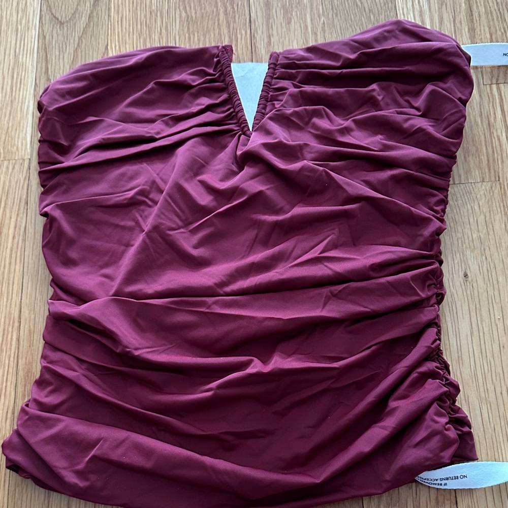 Lucy in the Sky strapless top, NWT Burgundy color size Medium, front V Rutched